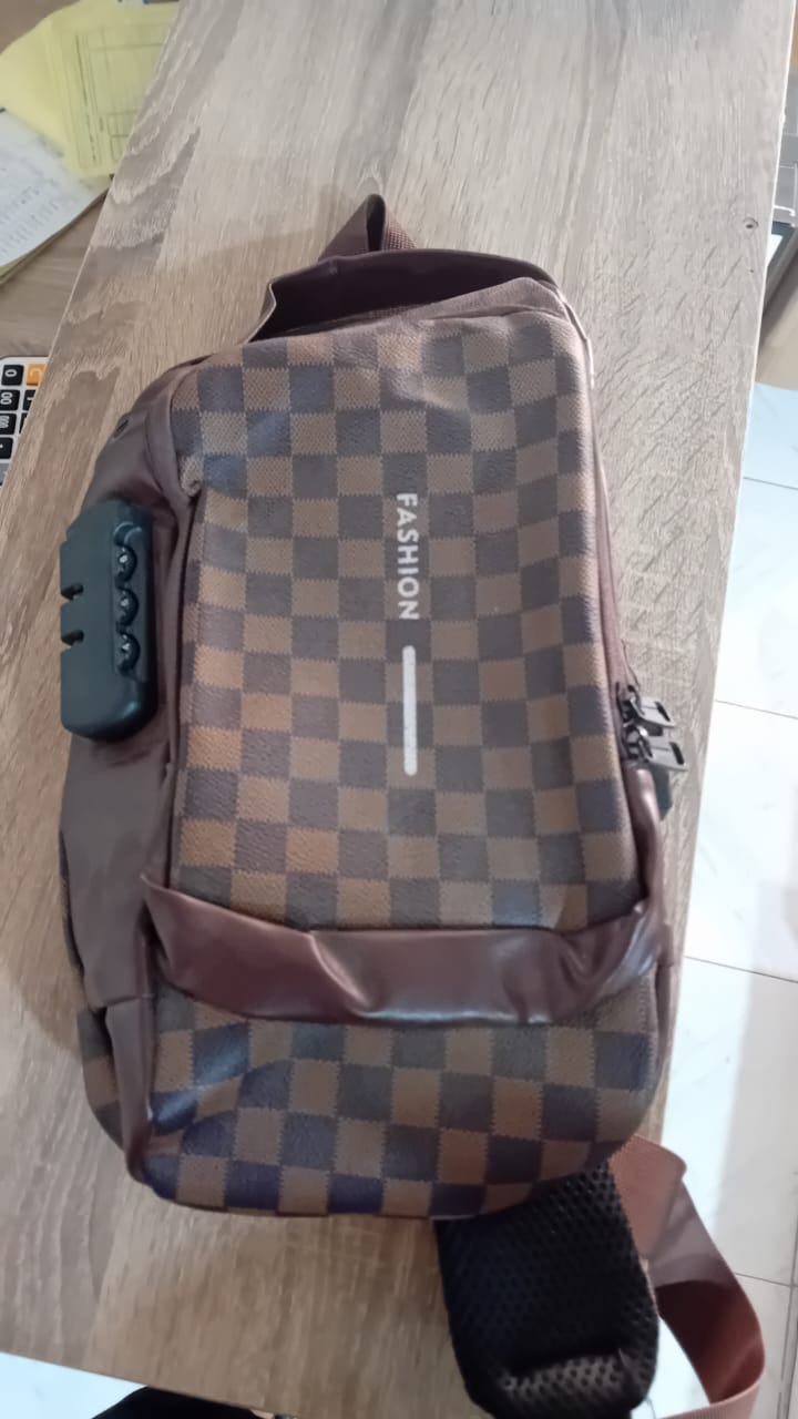 Sac de poitrine homme – Bandoulière antivol avec port USB – Imperméable et anti-vol
